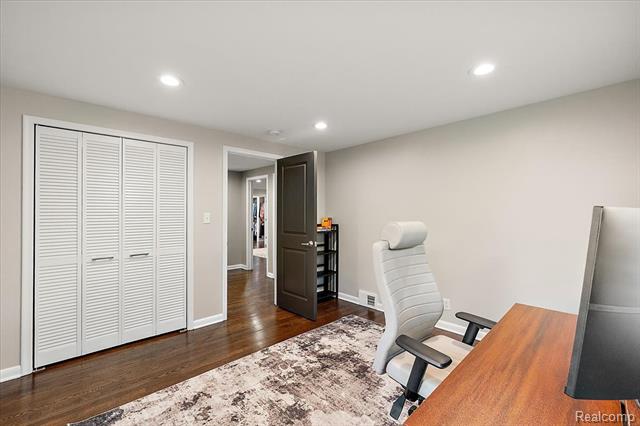 Builiding view seventeen for 4409 W Orchard Hill, Bloomfield Hills, MI. 48304