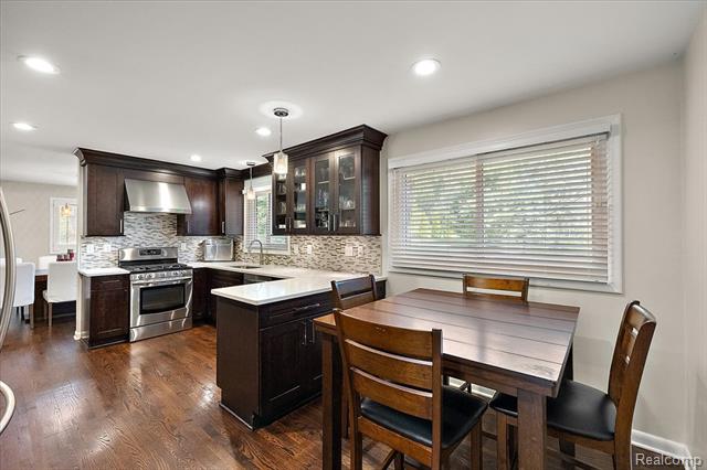 Builiding view ten for 4409 W Orchard Hill, Bloomfield Hills, MI. 48304
