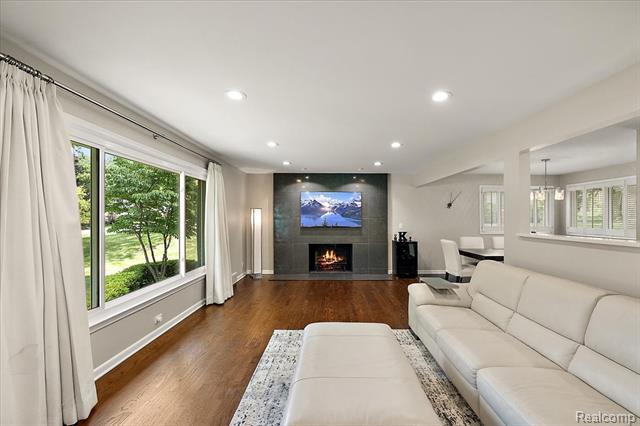 Builiding view three for 4409 W Orchard Hill, Bloomfield Hills, MI. 48304