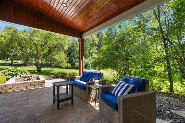 Builiding view twenty nine for 4409 W Orchard Hill, Bloomfield Hills, MI. 48304