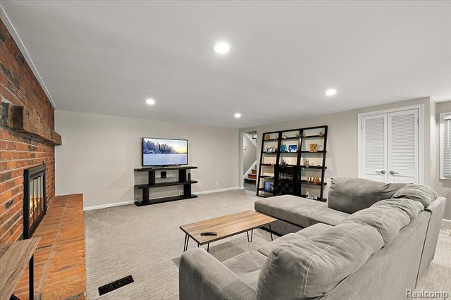 Builiding view twenty two for 4409 W Orchard Hill, Bloomfield Hills, MI. 48304