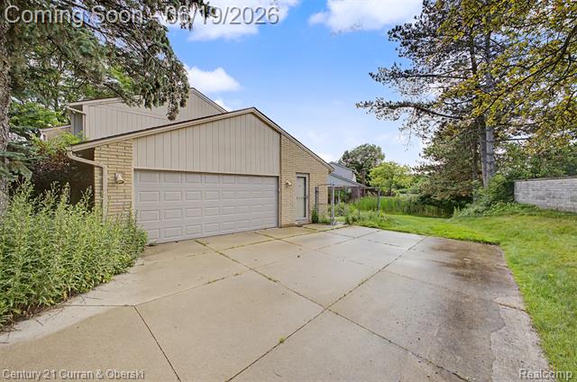 Builiding view thirty five for 4231 Windridge, West Bloomfield, MI. 48323