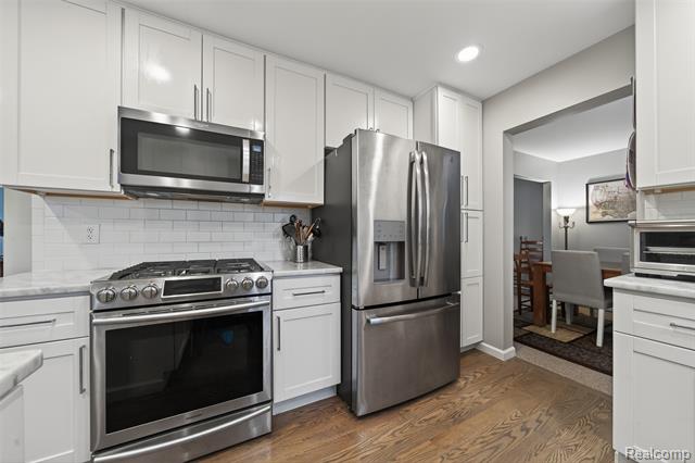 Builiding view five for 3960 Kings Point, Troy, MI. 48083