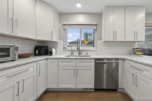 Builiding view four for 3960 Kings Point, Troy, MI. 48083