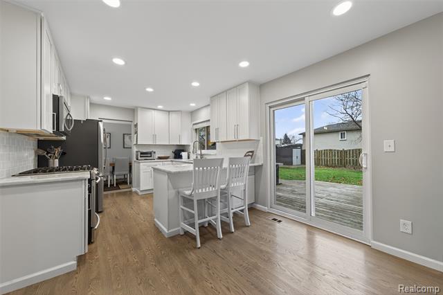 Builiding view six for 3960 Kings Point, Troy, MI. 48083