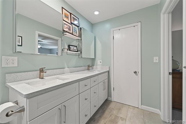 Builiding view sixteen for 3960 Kings Point, Troy, MI. 48083