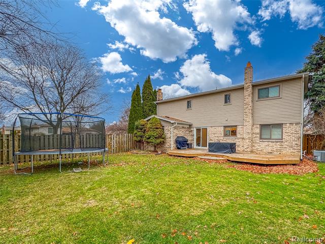 Builiding view thirty three for 3960 Kings Point, Troy, MI. 48083