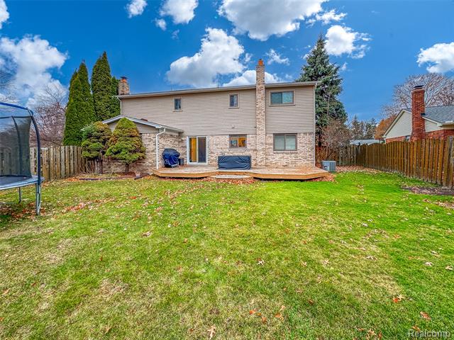 Builiding view thirty two for 3960 Kings Point, Troy, MI. 48083