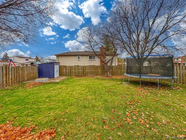 Builiding view thirty for 3960 Kings Point, Troy, MI. 48083