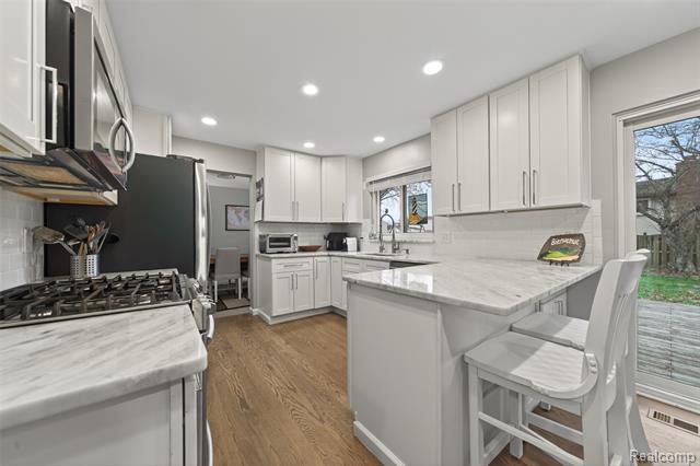 Builiding view three for 3960 Kings Point, Troy, MI. 48083