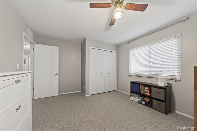 Builiding view twenty four for 3960 Kings Point, Troy, MI. 48083