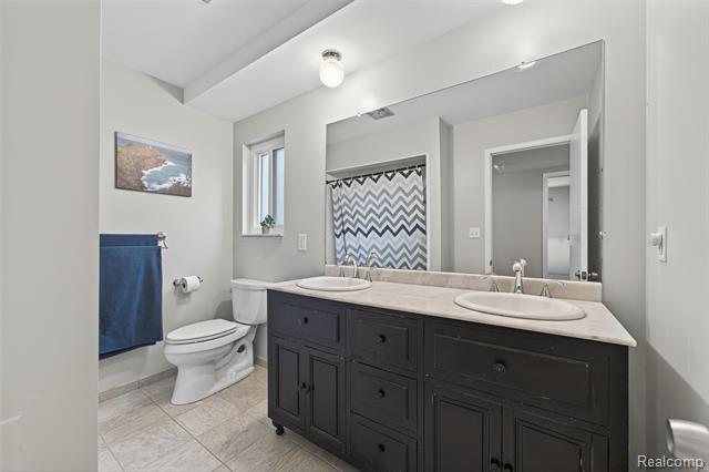 Builiding view twenty one for 3960 Kings Point, Troy, MI. 48083