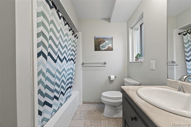 Builiding view twenty for 3960 Kings Point, Troy, MI. 48083