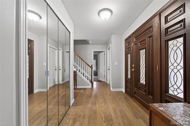 Builiding view two for 3960 Kings Point, Troy, MI. 48083