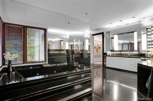 Builiding view forty four for 1335 Trowbridge, Bloomfield Hills, MI. 48304