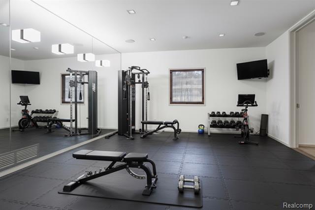 Builiding view sixty one for 1335 Trowbridge, Bloomfield Hills, MI. 48304