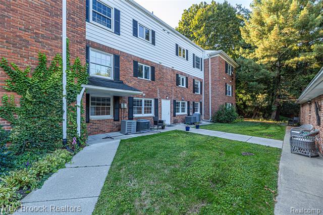 Builiding view four for 229 Barden, Bloomfield Hills, MI. 48304