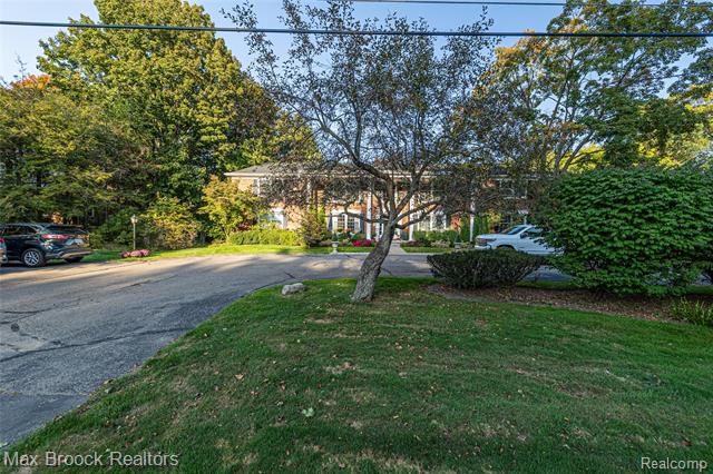 Builiding view one for 229 Barden, Bloomfield Hills, MI. 48304