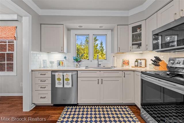 Builiding view thirteen for 229 Barden, Bloomfield Hills, MI. 48304