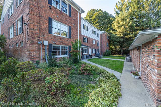 Builiding view three for 229 Barden, Bloomfield Hills, MI. 48304