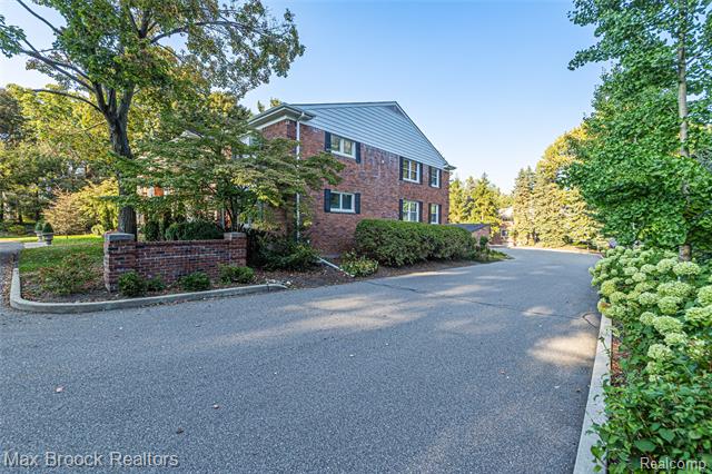 Builiding view two for 229 Barden, Bloomfield Hills, MI. 48304