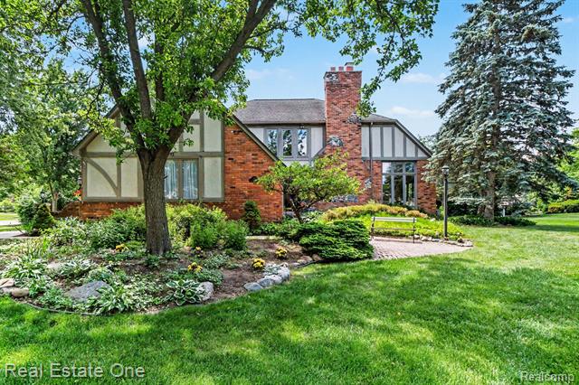 front view for 1751 Carpenter Dr, Troy, Mi. 48098
