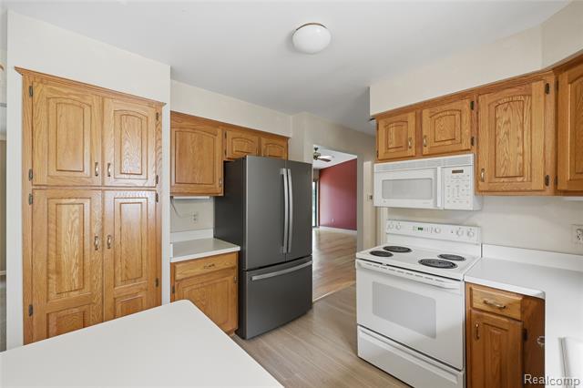 Builiding view fourteen for 640 Longfellow, Troy, MI. 48085