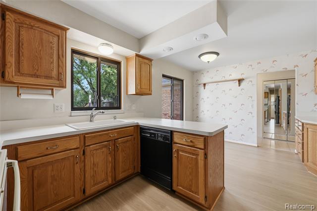 Builiding view ten for 640 Longfellow, Troy, MI. 48085
