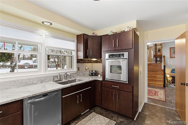 Builiding view five for 3873 Top View, Bloomfield Hills, MI. 48304