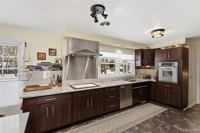 Builiding view four for 3873 Top View, Bloomfield Hills, MI. 48304