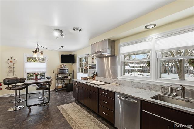 Builiding view six for 3873 Top View, Bloomfield Hills, MI. 48304