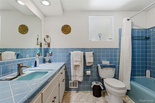 Builiding view thirteen for 3873 Top View, Bloomfield Hills, MI. 48304