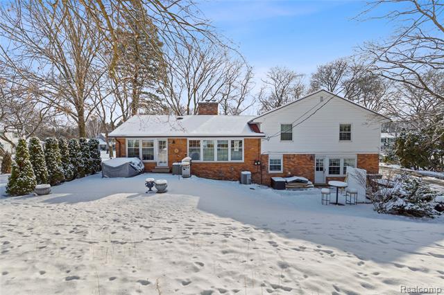 Builiding view thirty one for 3873 Top View, Bloomfield Hills, MI. 48304