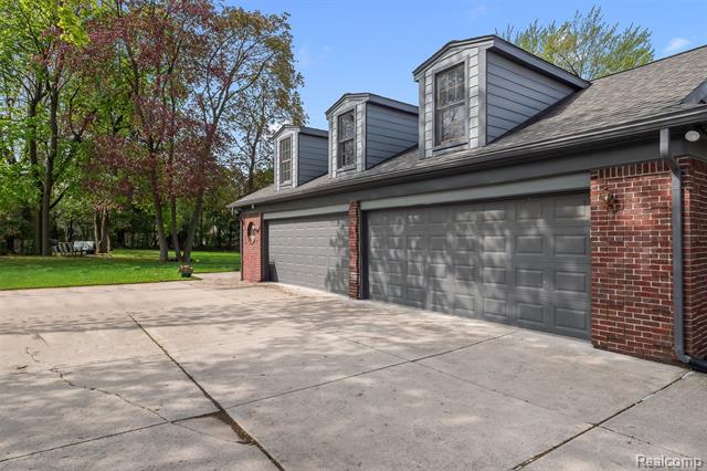 Builiding view forty for 3937 Englewood, West Bloomfield, MI. 48323