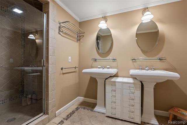 Builiding view twenty five for 3937 Englewood, West Bloomfield, MI. 48323