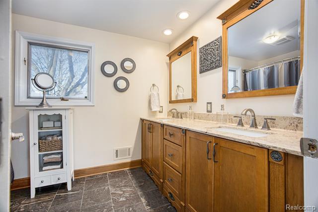 Builiding view fifteen for 4151 Cambridge Crescent, Troy, MI. 48085