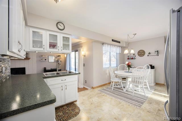 Builiding view nine for 4151 Cambridge Crescent, Troy, MI. 48085