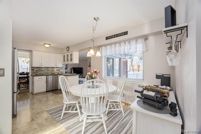 Builiding view seven for 4151 Cambridge Crescent, Troy, MI. 48085