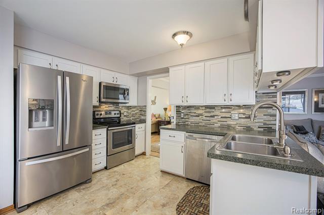 Builiding view ten for 4151 Cambridge Crescent, Troy, MI. 48085