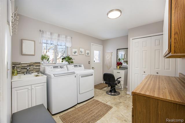 Builiding view thirteen for 4151 Cambridge Crescent, Troy, MI. 48085