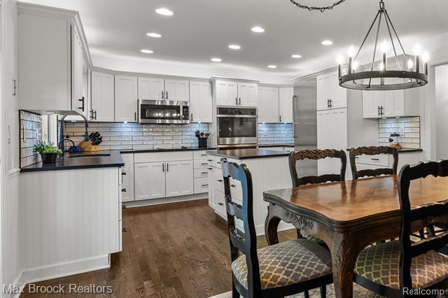 Builiding view five for 433 Whippers In, Bloomfield Hills, MI. 48304