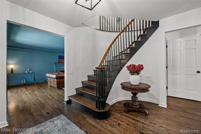 Builiding view four for 433 Whippers In, Bloomfield Hills, MI. 48304