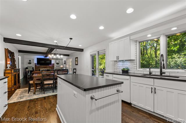 Builiding view nine for 433 Whippers In, Bloomfield Hills, MI. 48304