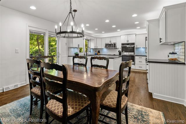 Builiding view ten for 433 Whippers In, Bloomfield Hills, MI. 48304