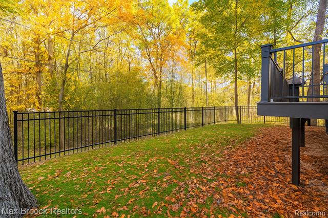 Builiding view thirty five for 433 Whippers In, Bloomfield Hills, MI. 48304