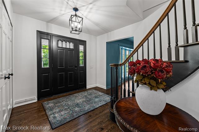 Builiding view three for 433 Whippers In, Bloomfield Hills, MI. 48304