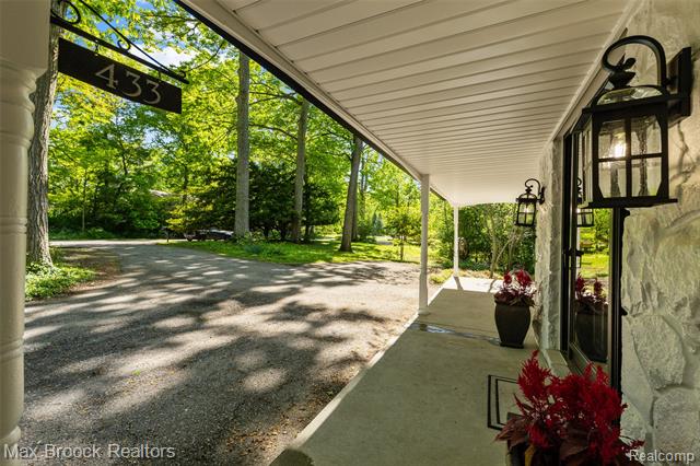 Builiding view two for 433 Whippers In, Bloomfield Hills, MI. 48304