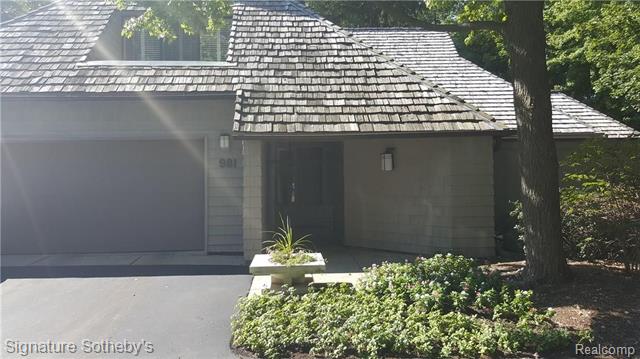 front view for 981 Bloomfield Woods, Bloomfield Hills, Mi. 48304