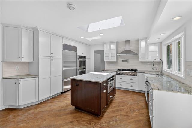 Builiding view fifteen for 2049 Shore Hill, West Bloomfield, MI. 48323