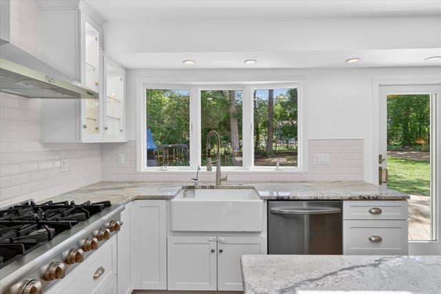 Builiding view seventeen for 2049 Shore Hill, West Bloomfield, MI. 48323